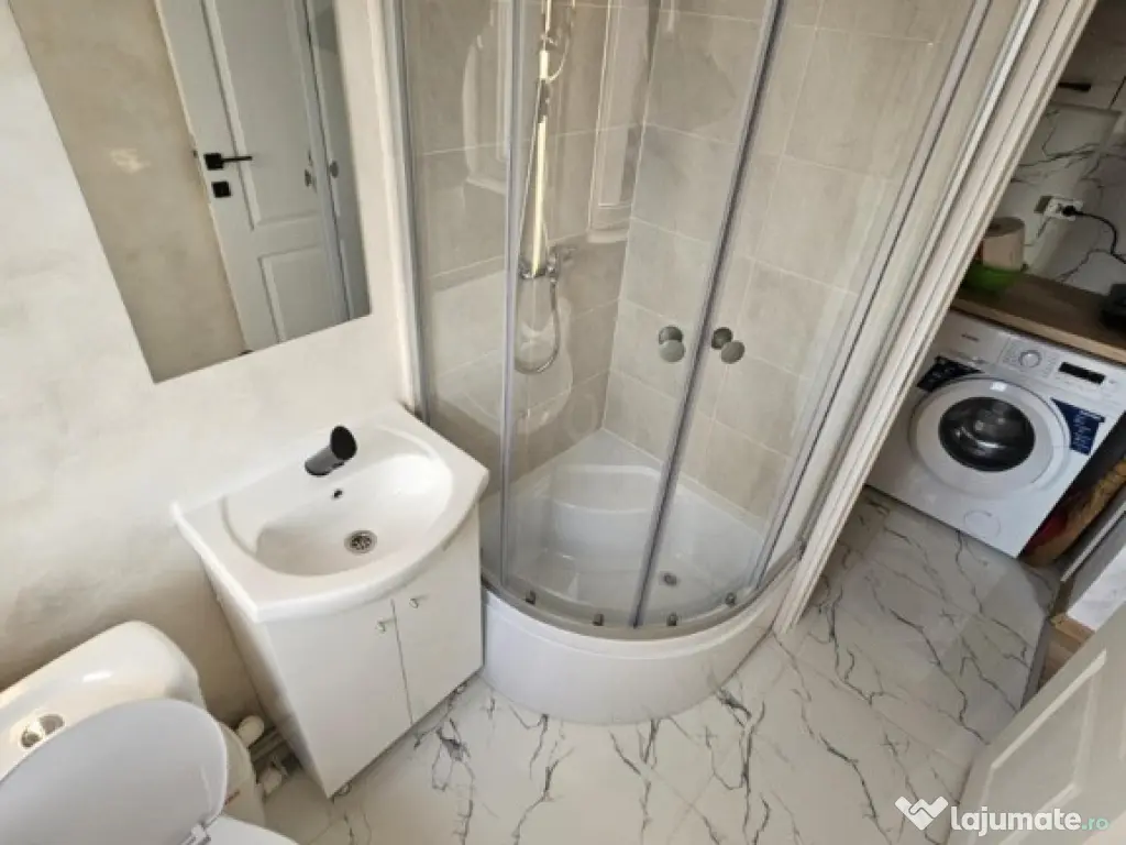 Cameră de cămin cu baie proprie,geam la baie,renovată complet 