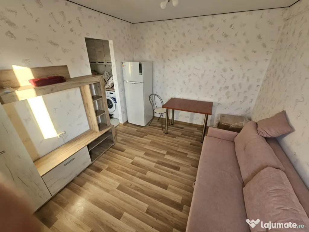 Cameră de cămin cu baie proprie,geam la baie,renovată complet 