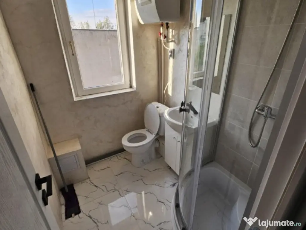 Cameră de cămin cu baie proprie,geam la baie,renovată complet 