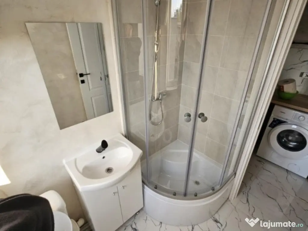 Cameră de cămin cu baie proprie,geam la baie,renovată complet 