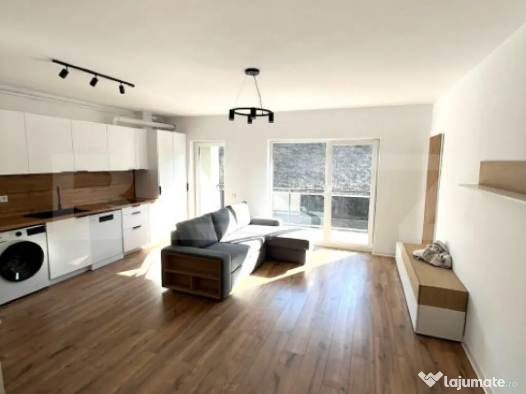 Apartament modern, 50 mp, parcare, balcon, zona Teilor 