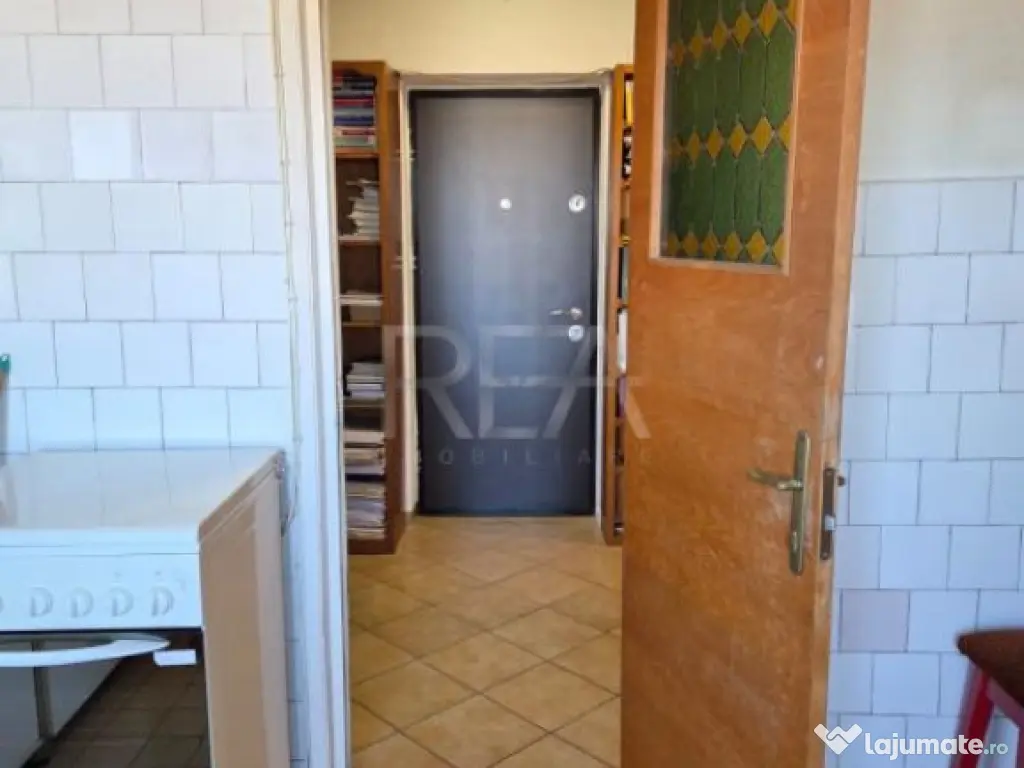 2 camere Unirii decomandat, parcare, an 1993, metrou, 63 mp 