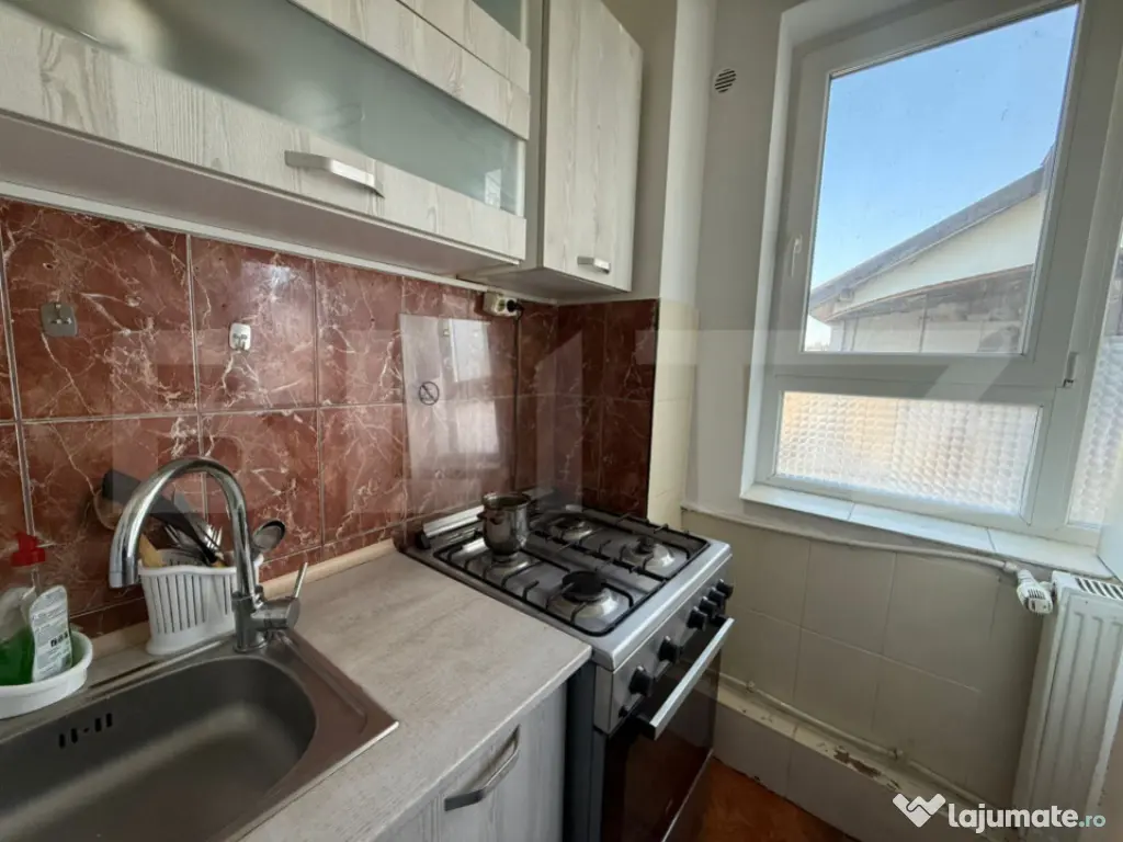 Garsonieră de închiriat – complet mobilată și utilată 