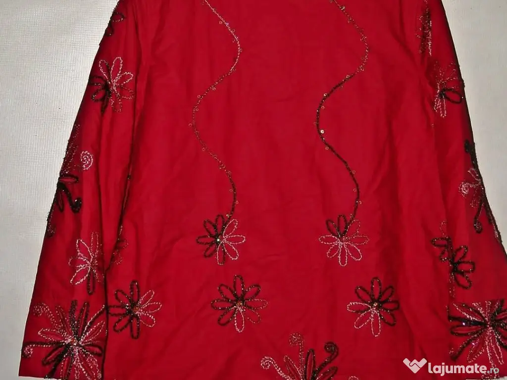 Geaca superbă brodata cu mărgele 