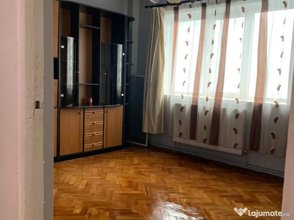 Apartament 3 camere de vânzare situat în Târgu Jiu,central,la cheie