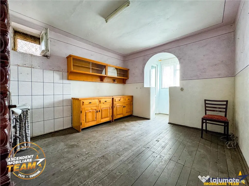 FILM! Apartament 2 camere,decomandat,cu garaj,1.400 mp teren 