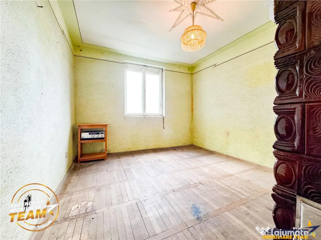 FILM! Apartament 2 camere,decomandat,cu garaj,1.400 mp teren 