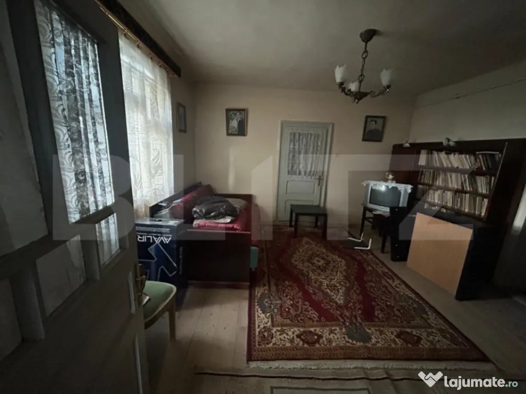 Casa de vanzare, 100 mp, teren 2700 mp, zona Secuieni