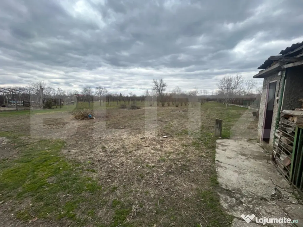 Casa de vanzare, 100 mp, teren 2700 mp, zona Secuieni