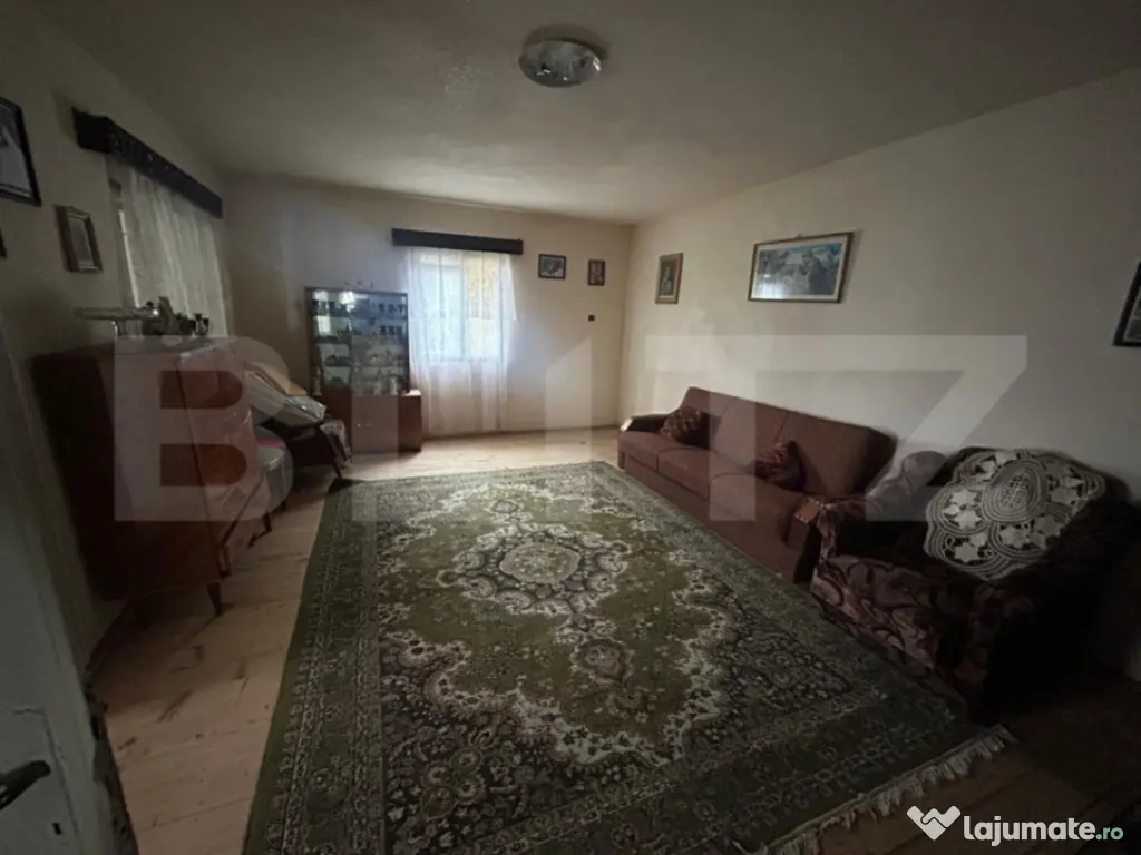 Casa de vanzare, 100 mp, teren 2700 mp, zona Secuieni