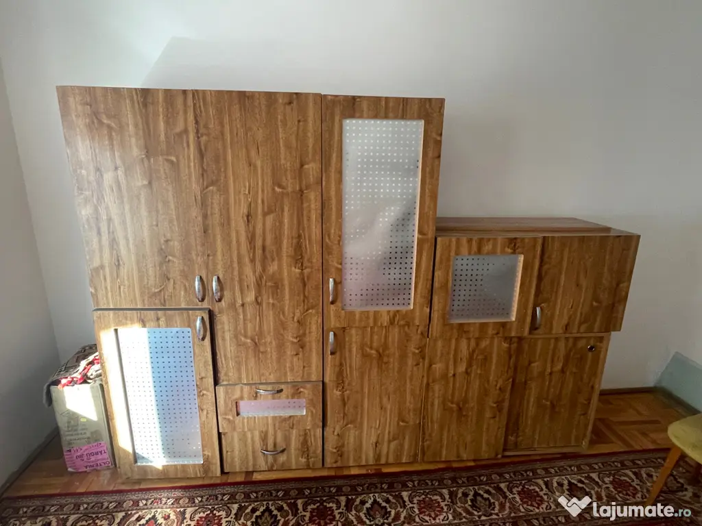 Vând mobilă,frigider,aragaz,set de livingși covor 