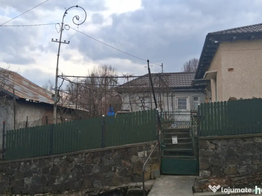 Casă cu teren generos de vânzare în Poiana Câmpina 