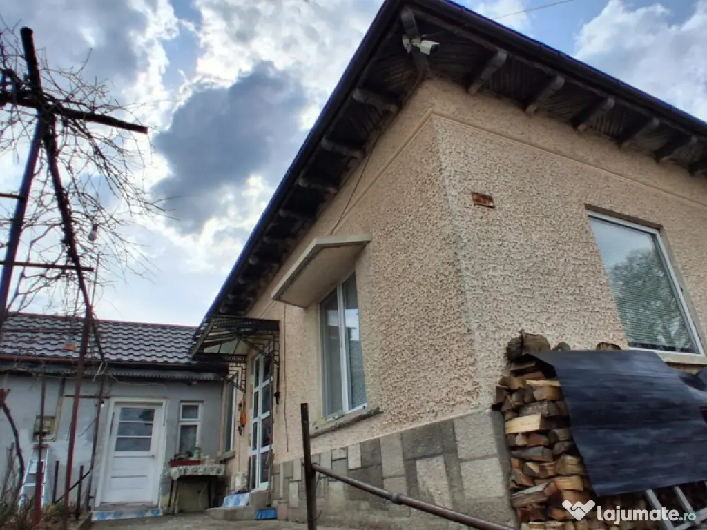 Casă cu teren generos de vânzare în Poiana Câmpina 