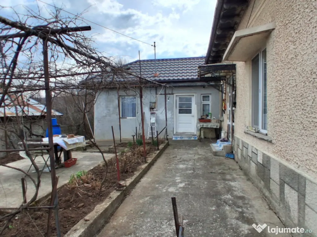 Casă cu teren generos de vânzare în Poiana Câmpina 