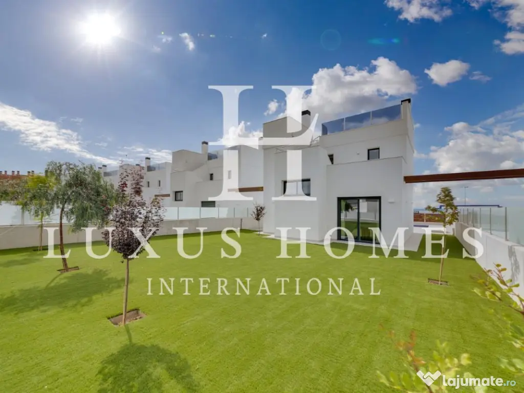 Vilă cu piscină, vedere la lac, terenul de golf, grădină și terasă pe acoperiș 