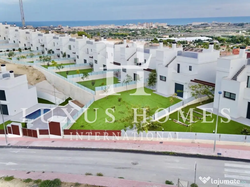 Vilă cu piscină, vedere la lac, terenul de golf, grădină și terasă pe acoperiș 