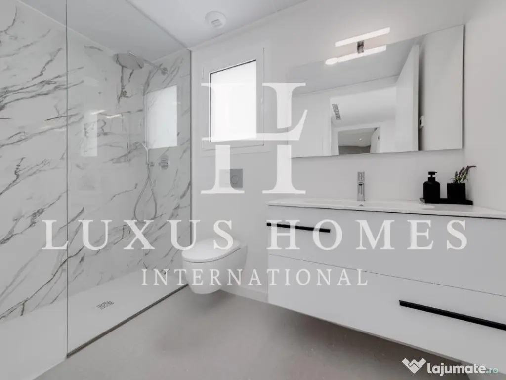 Vilă cu piscină, vedere la lac, terenul de golf, grădină și terasă pe acoperiș 