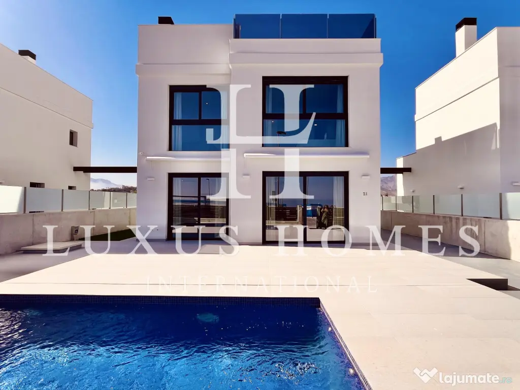 Vilă cu piscină, vedere la lac, terenul de golf, grădină și terasă pe acoperiș 