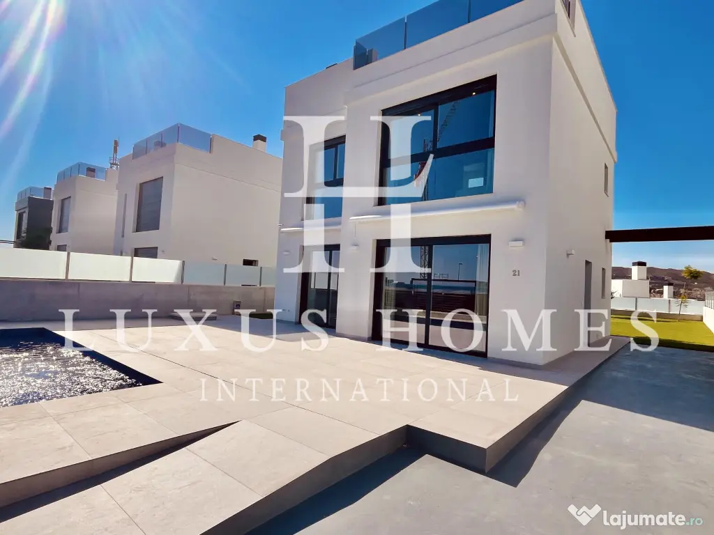 Vilă cu piscină, vedere la lac, terenul de golf, grădină și terasă pe acoperiș 