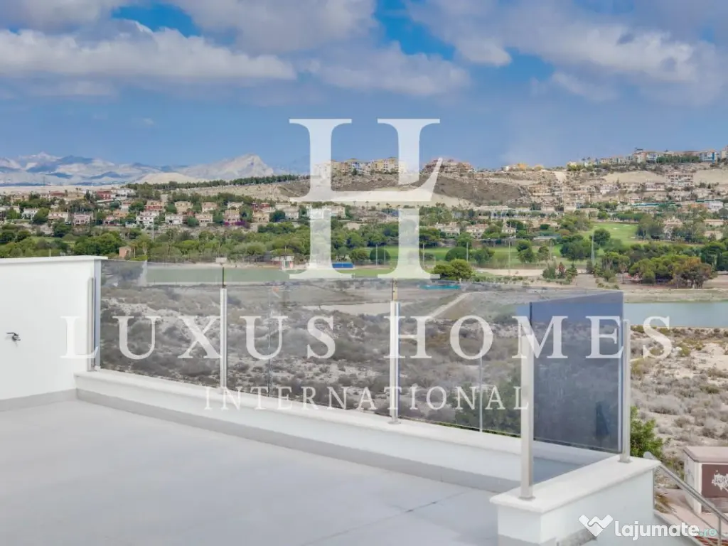 Vilă cu piscină, vedere la lac, terenul de golf, grădină și terasă pe acoperiș 