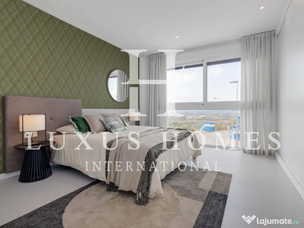 Vilă cu piscină, vedere la lac, terenul de golf, grădină și terasă pe acoperiș 