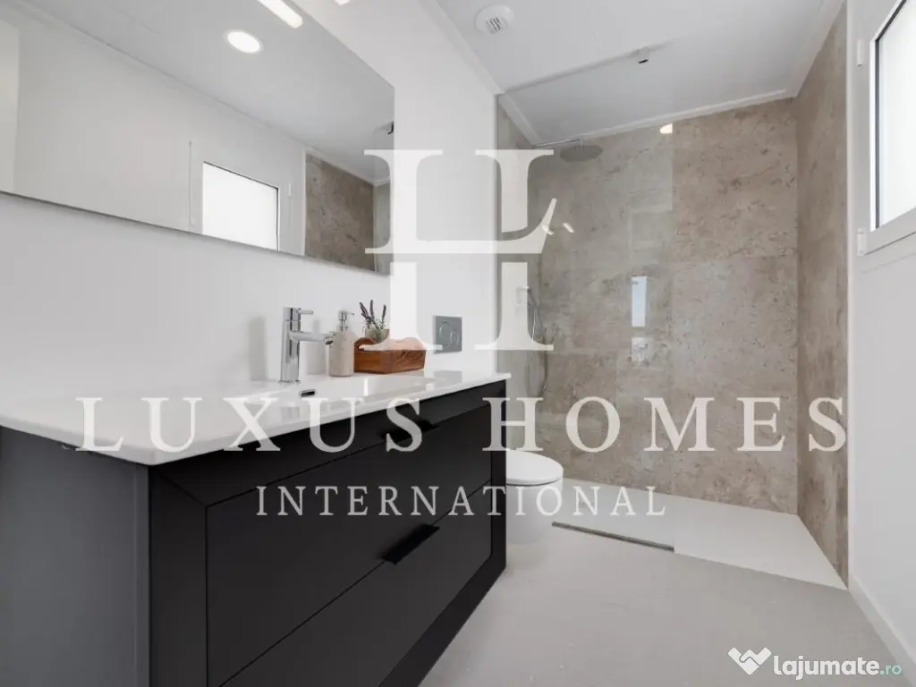 Vilă cu piscină, vedere la lac, terenul de golf, grădină și terasă pe acoperiș 