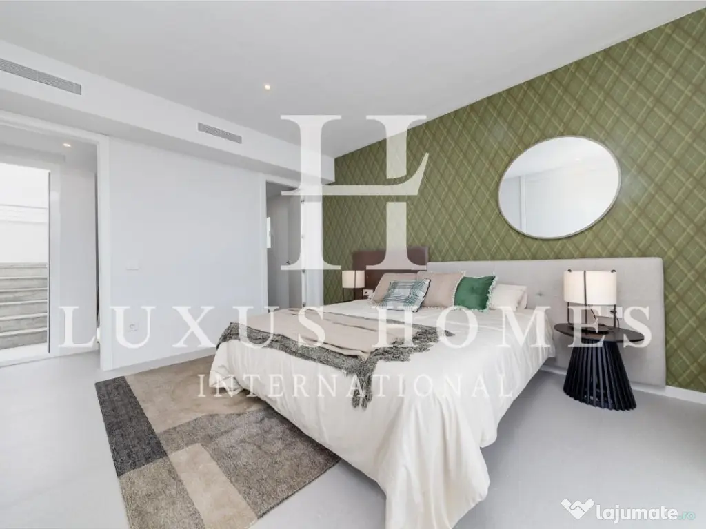 Vilă cu piscină, vedere la lac, terenul de golf, grădină și terasă pe acoperiș 