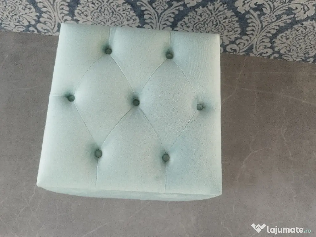 Vând taburet tapițat Chesterfield din catifea 