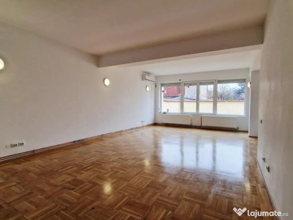 Vilă P+1+Pod, 320 mp, Teren 544 mp, Damaroaia 