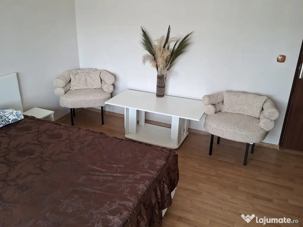 Vând pensiune 14 camere mobilata complet comuna MALUL CU FLORI in jud. Dambovita 