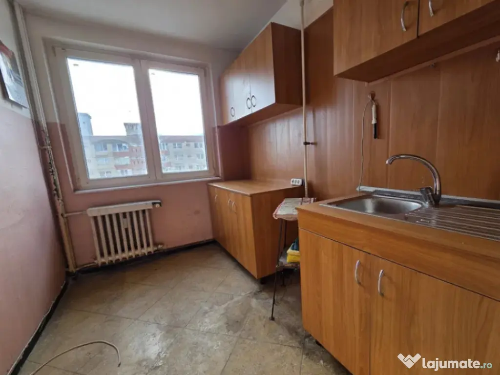 Apartament 2 camere, semidecomandat - zona Garii 