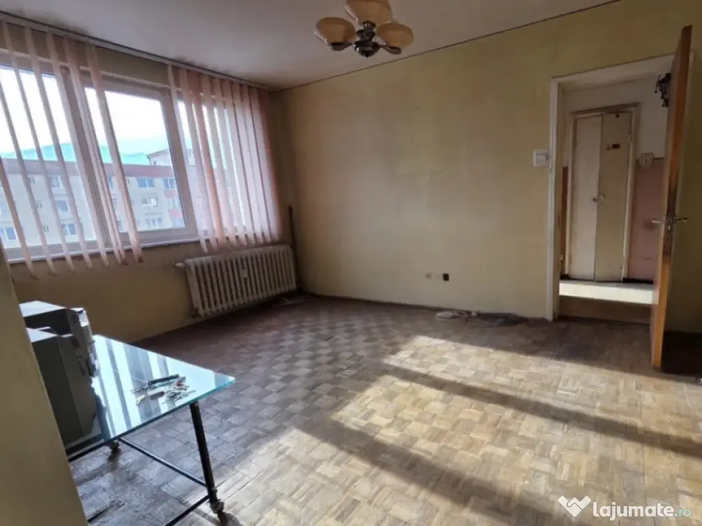 Apartament 2 camere, semidecomandat - zona Garii 