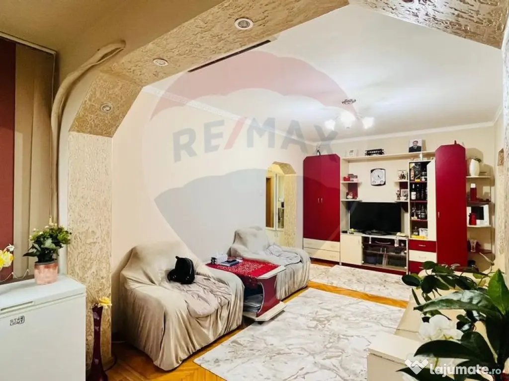 Apartament cu 3 camere de vânzare în zona Rogerius