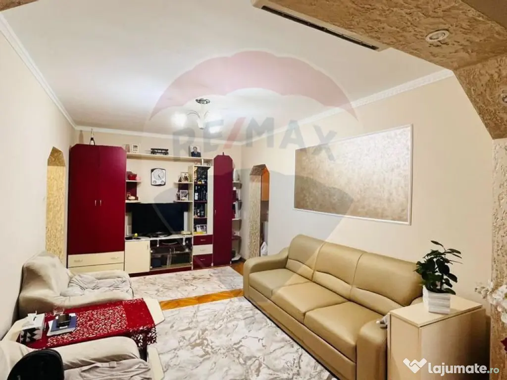 Apartament cu 3 camere de vânzare în zona Rogerius