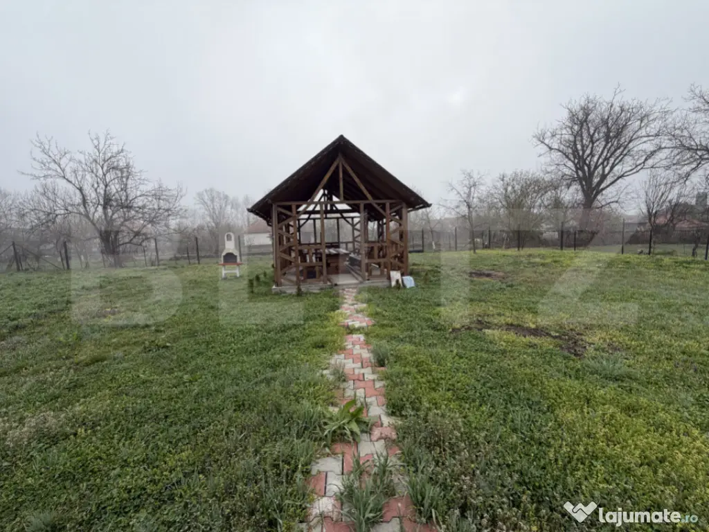 Casă cu 2 camere și o bucătărie de vară în suprafață 