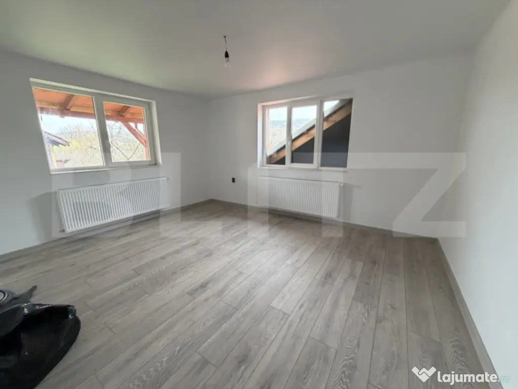 Casă cu 2 camere și un teren de 1000 mp 