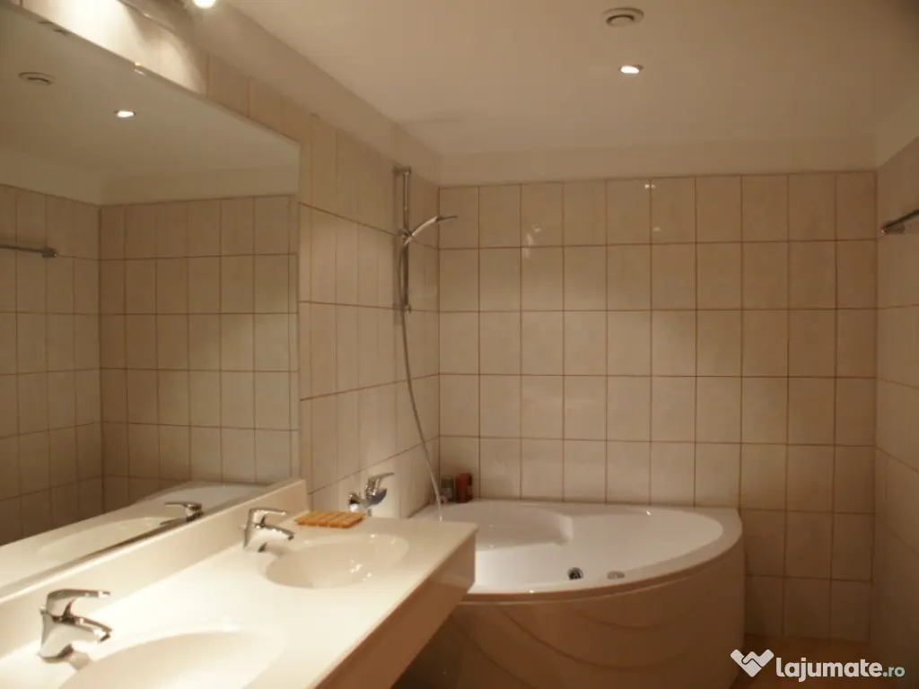 Hotel Ultracentral , SC 4400 mp, D+P+3E, constr 2008, lux, piscina 