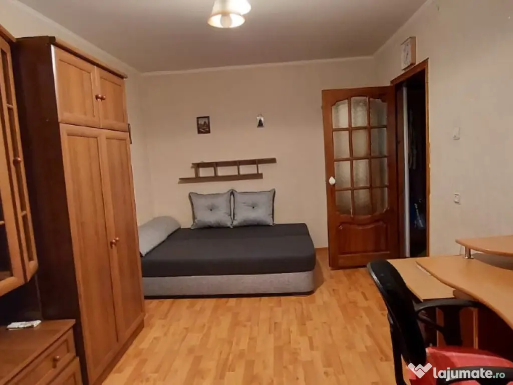 Apartament o camera decomandata zona Gruia