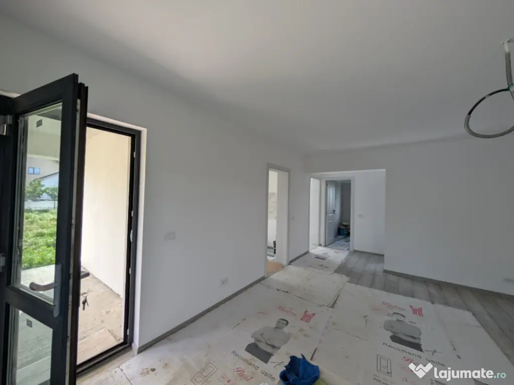 Casa cu garaj Lilieci- teren 540m, canalizare, apa, gaz. 