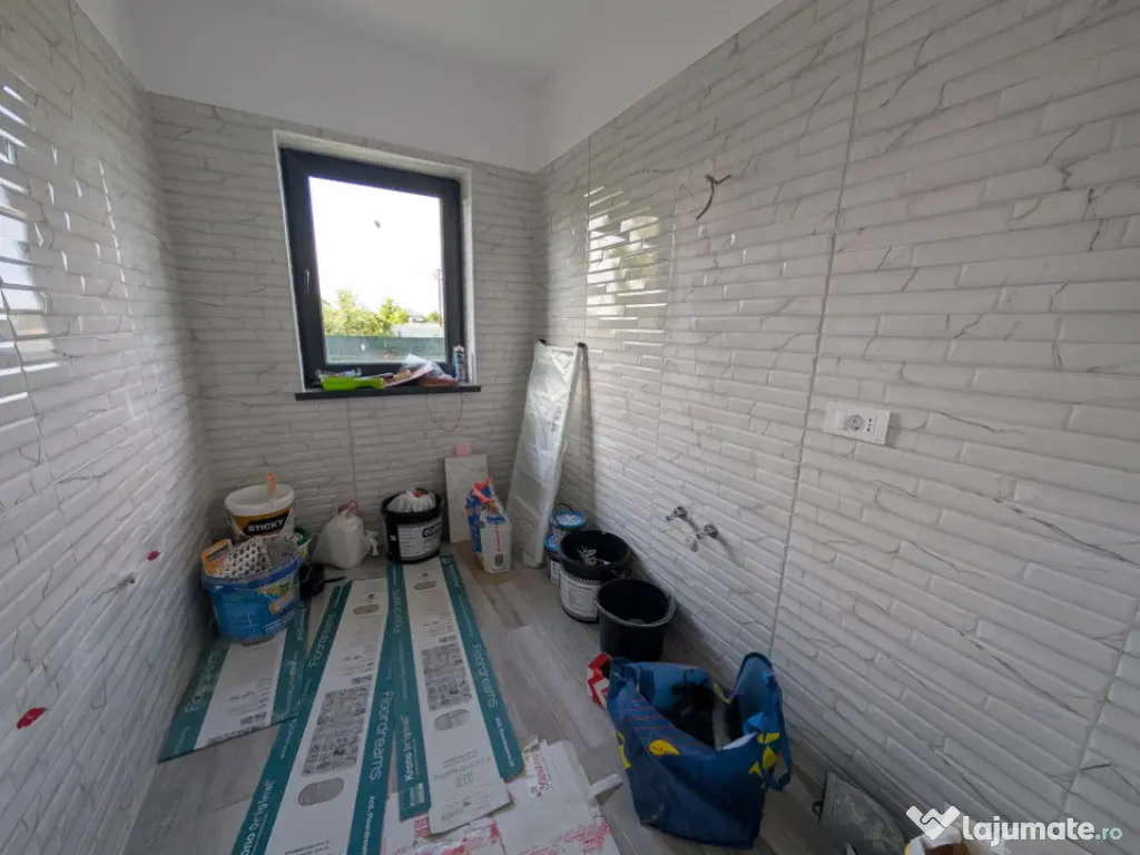 Casa cu garaj Lilieci- teren 540m, canalizare, apa, gaz. 