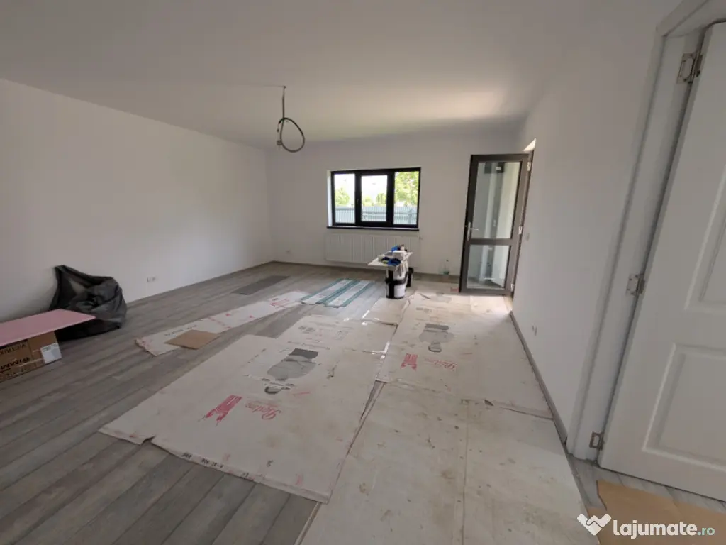 Casa cu garaj Lilieci- teren 540m, canalizare, apa, gaz. 