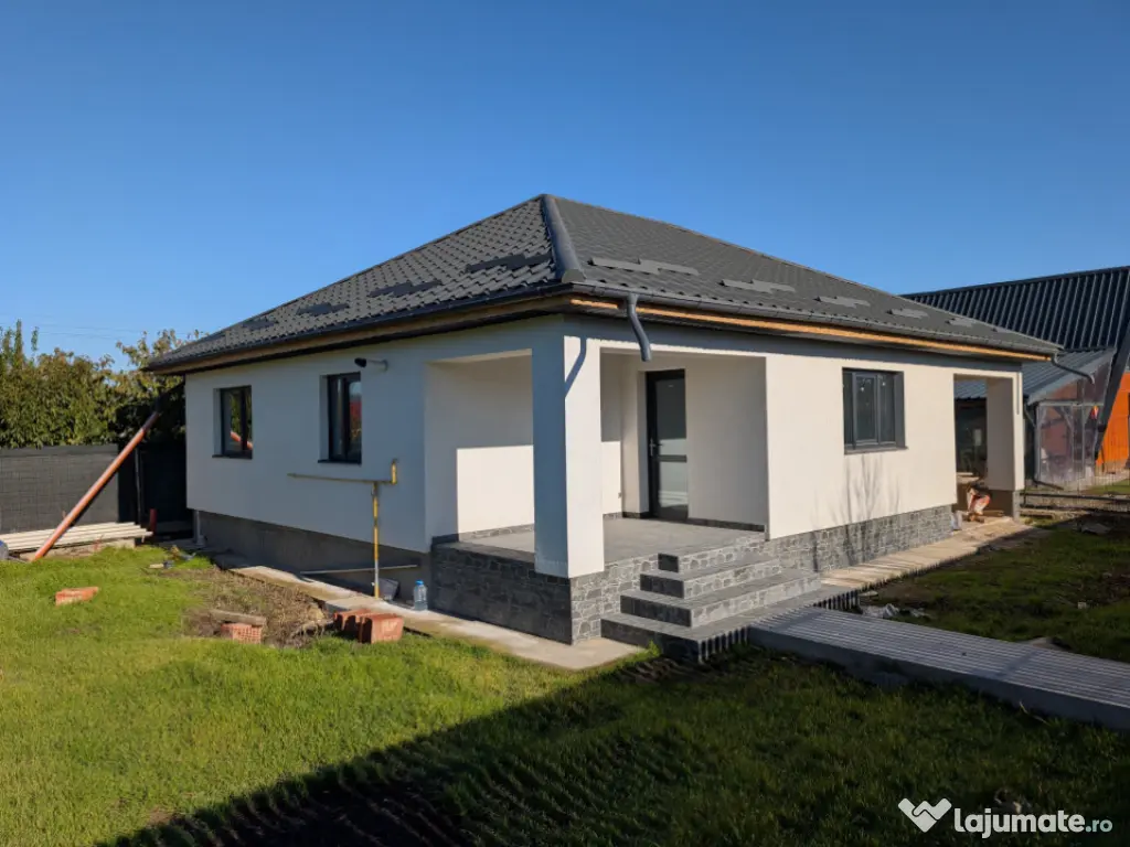 Casa cu garaj Lilieci- teren 540m, canalizare, apa, gaz. 