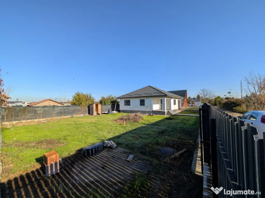 Casa cu garaj Lilieci- teren 540m, canalizare, apa, gaz. 