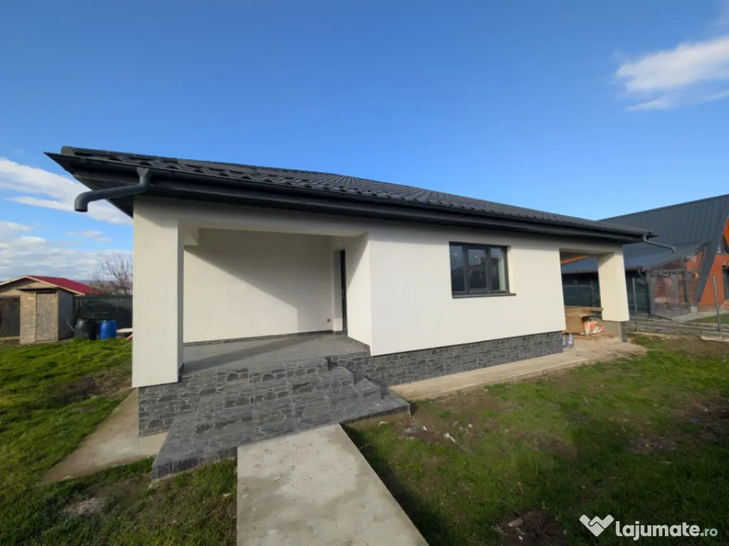 Casa cu garaj Lilieci- teren 540m, canalizare, apa, gaz. 