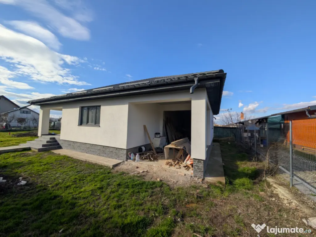 Casa cu garaj Lilieci- teren 540m, canalizare, apa, gaz. 