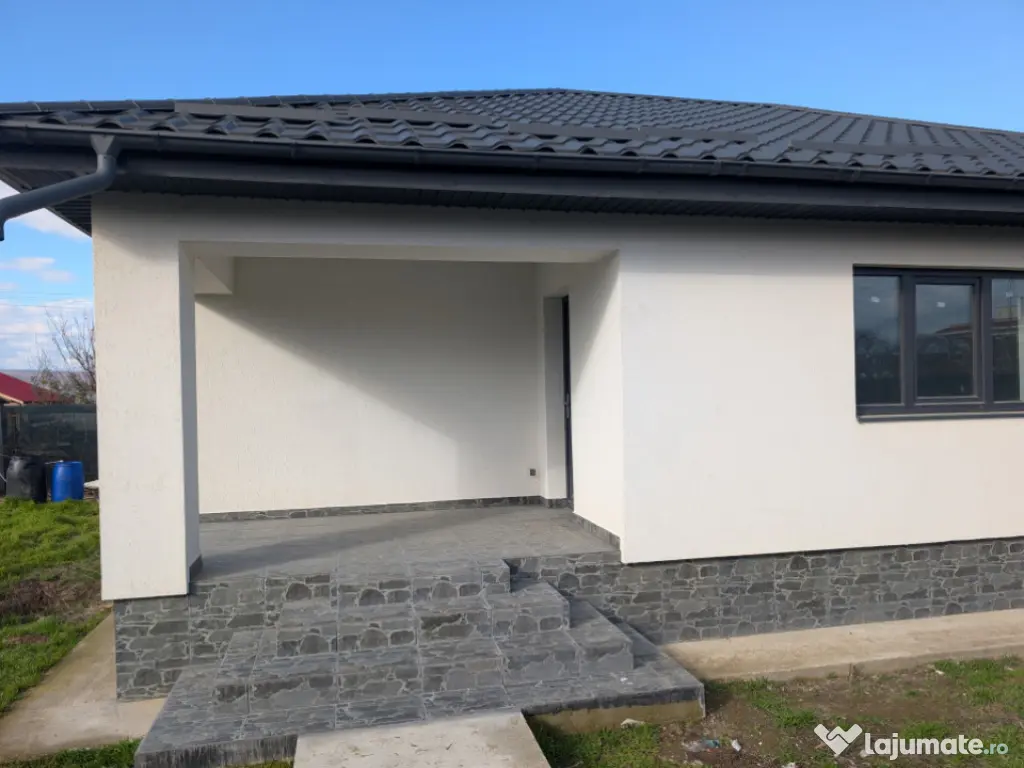 Casa cu garaj Lilieci- teren 540m, canalizare, apa, gaz. 