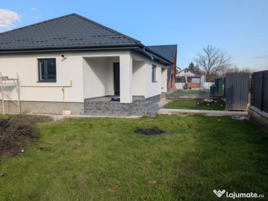 Casa cu garaj Lilieci- teren 540m, canalizare, apa, gaz. 
