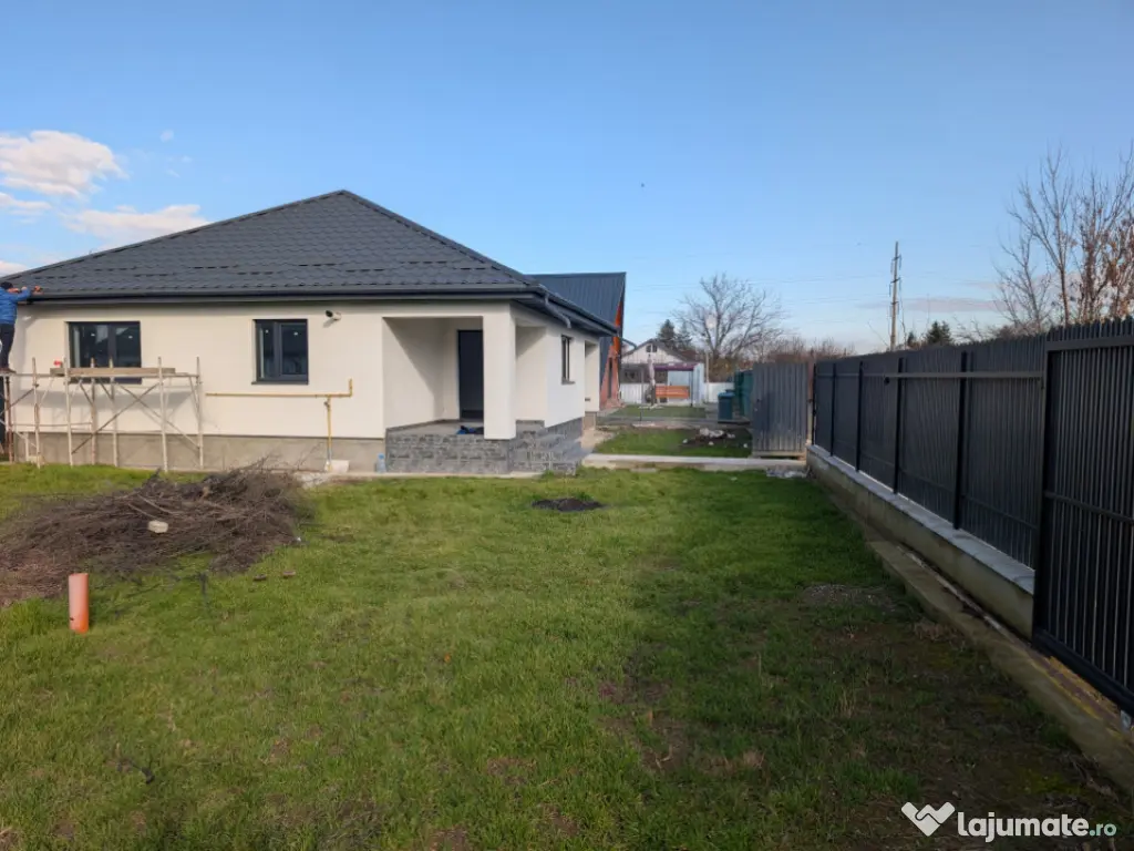 Casa cu garaj Lilieci- teren 540m, canalizare, apa, gaz. 