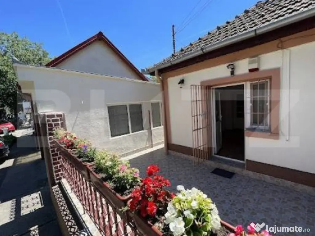 Vila individuala, 190 mp, 8 camere, garaj, curte, zona Lipov