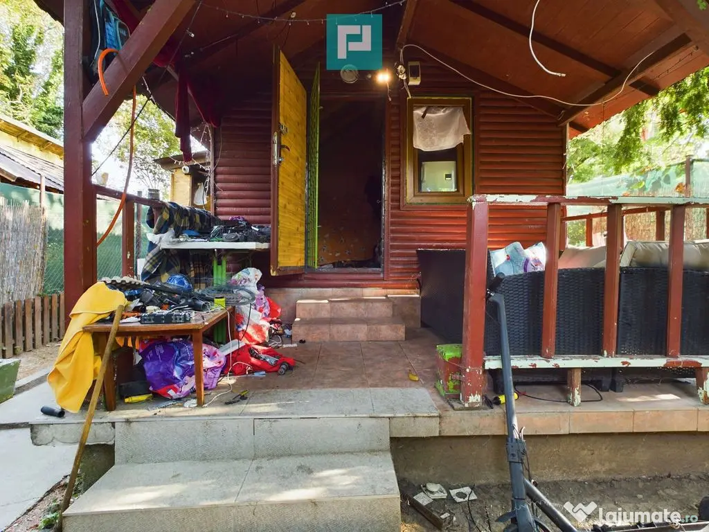 Căsuță cu anexe de vânzare pe ștrandul Neptun 